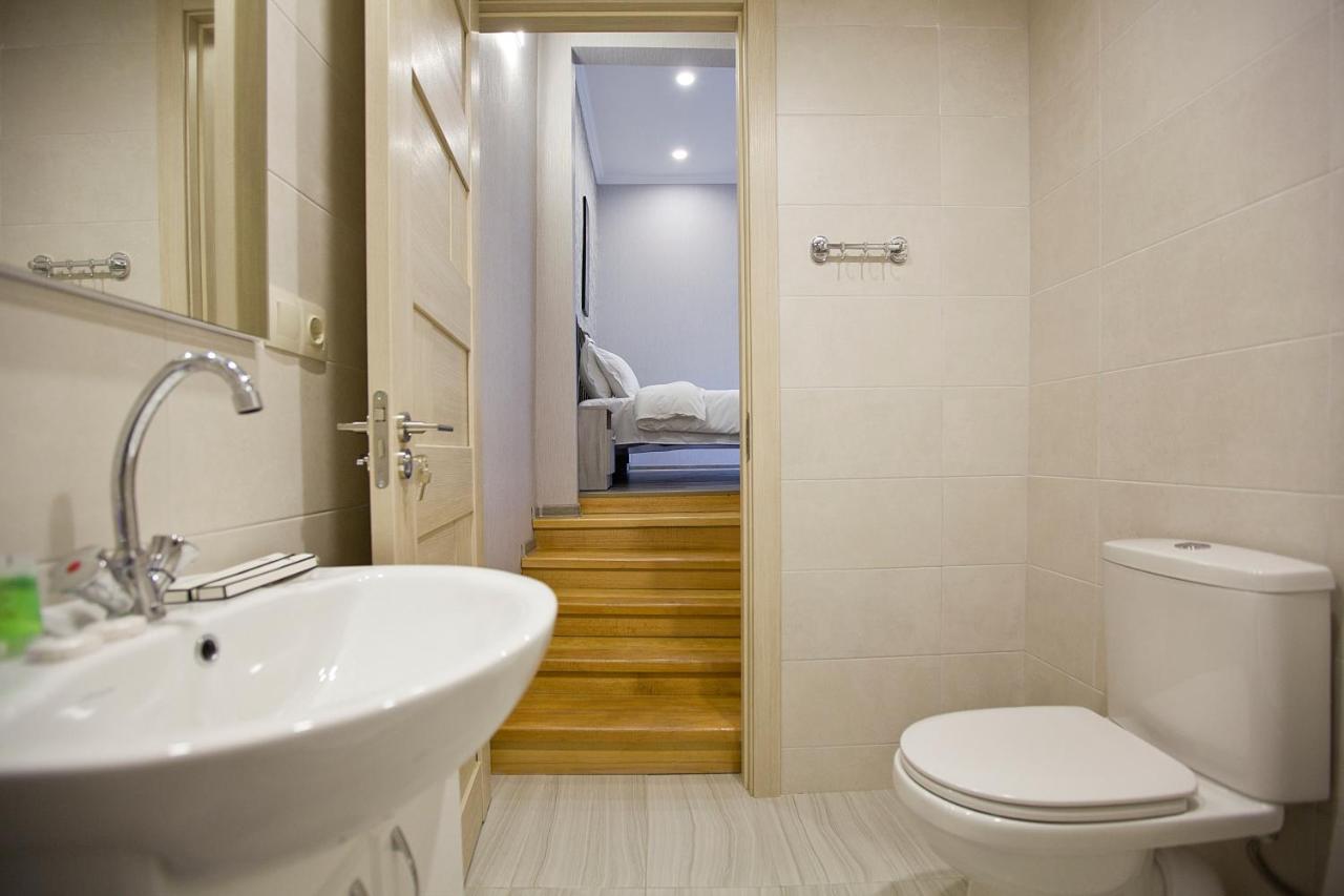 Metekhi Corner Apartments Tbilisi Exterior photo